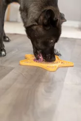 Lick´n´Snack HVĚZDA - podložka k pomalému krmení, 23,5 cm, silikon, žlutá
