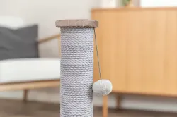 Škrabací sloupek LIVIA s plyšovou kuličkou, 64 cm, sisal/plyš, béžovošedá TRIXIE