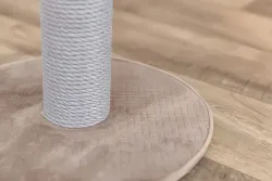 Škrabací sloupek LIVIA s plyšovou kuličkou, 64 cm, sisal/plyš, béžovošedá TRIXIE