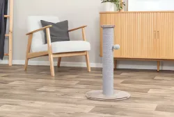 Škrabací sloupek LIVIA s plyšovou kuličkou, 64 cm, sisal/plyš, béžovošedá TRIXIE